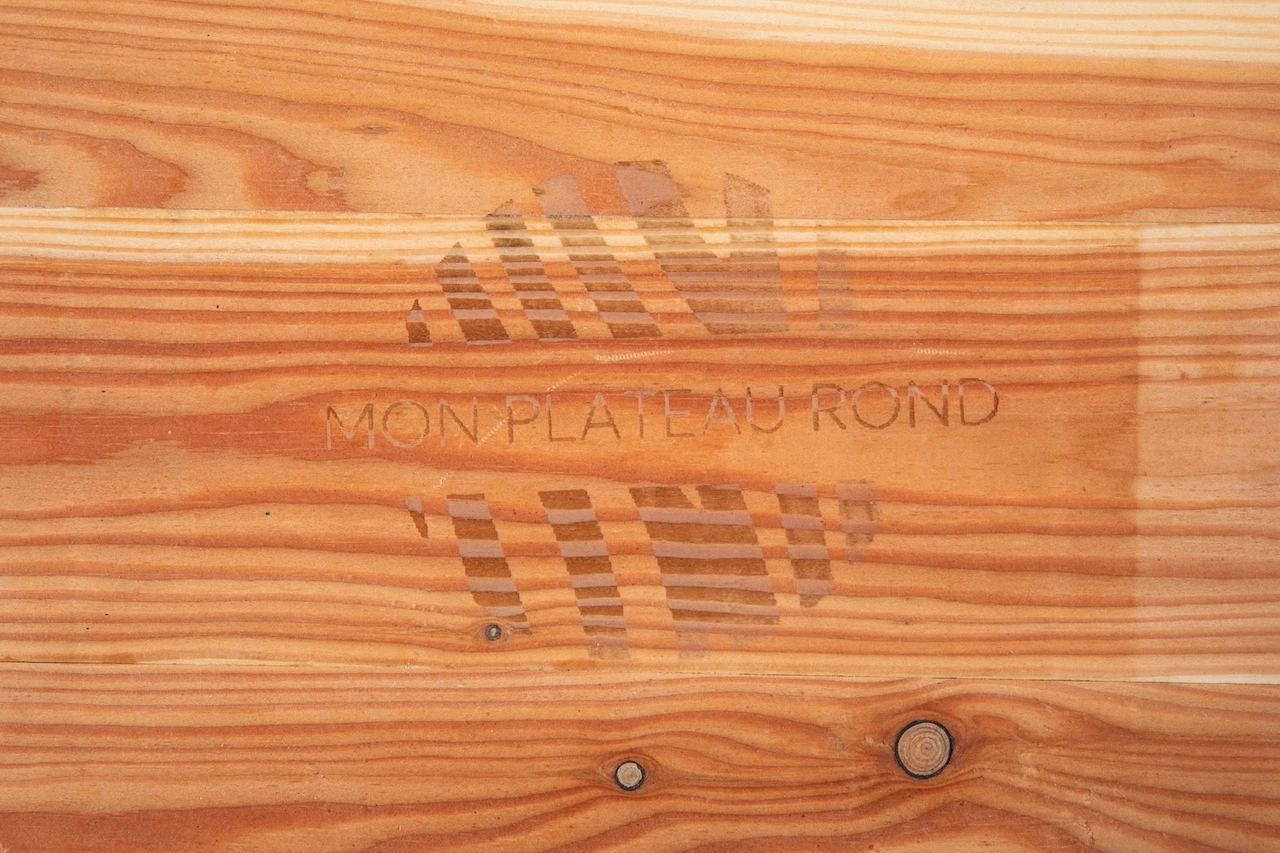 Photo du logo de mon plateau rond gravé sur une planche de bois